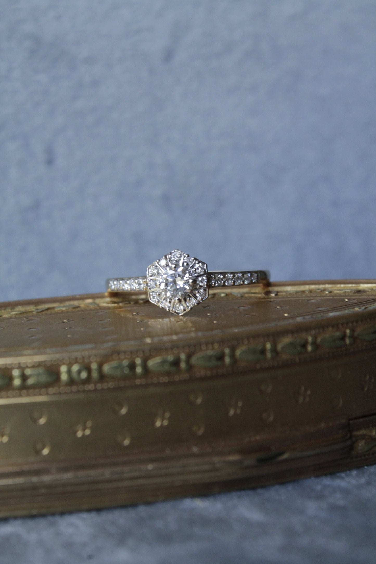 Anillo estilo antiguo, metal oro amarillo y brillantes de laboratorio