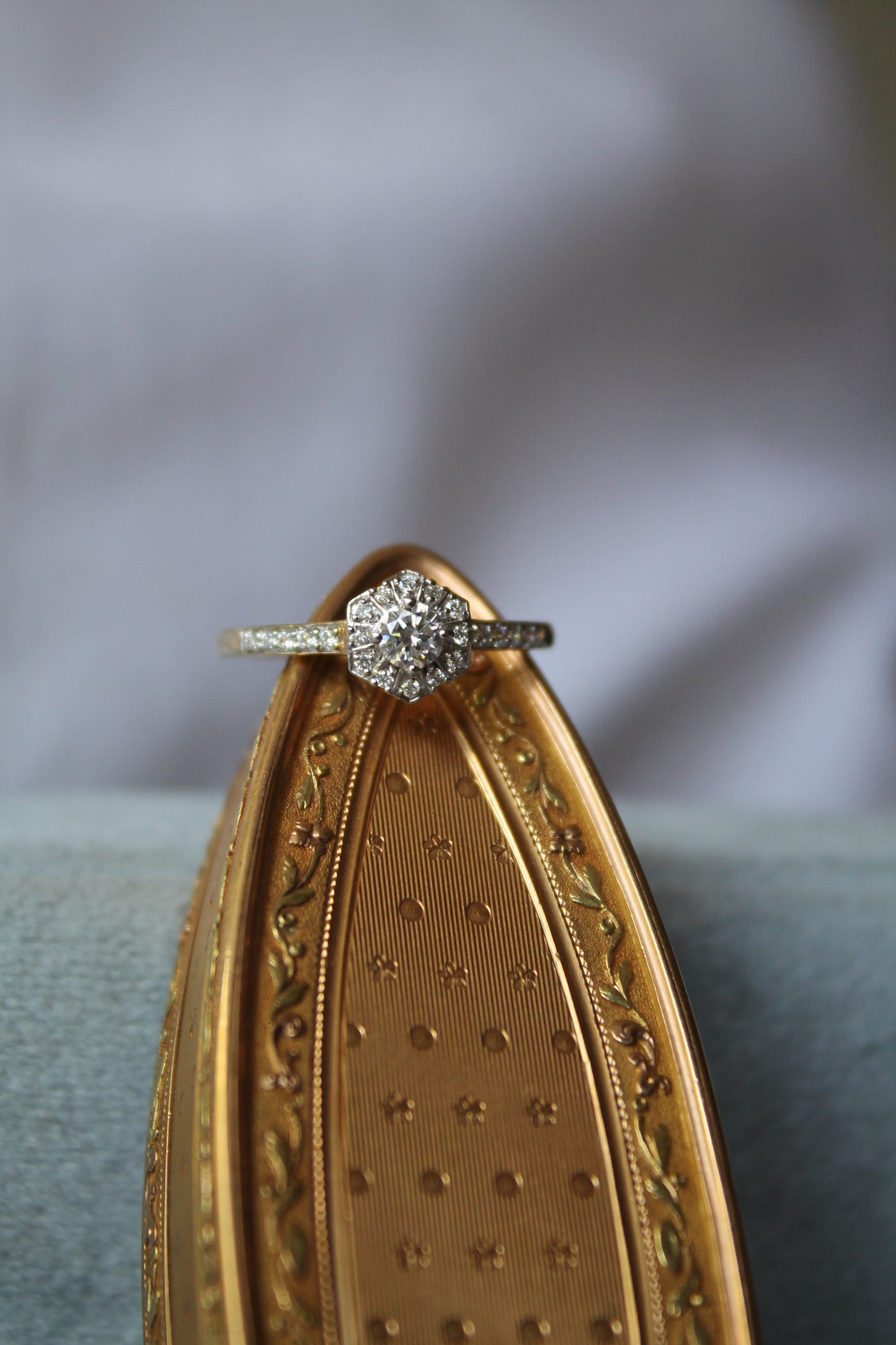 Anillo metal oro blanco y diamantes sintéticos