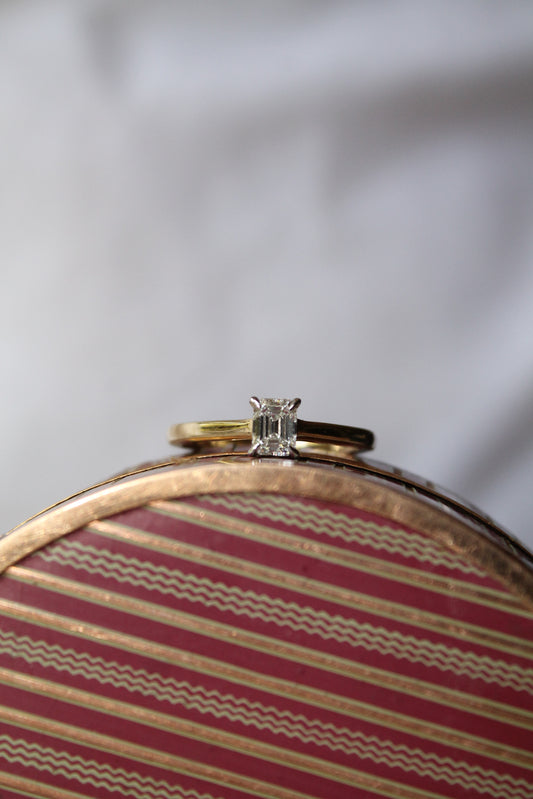 Anillo modelo solitario metal oro amarillo y diamante sintético talla esmeralda