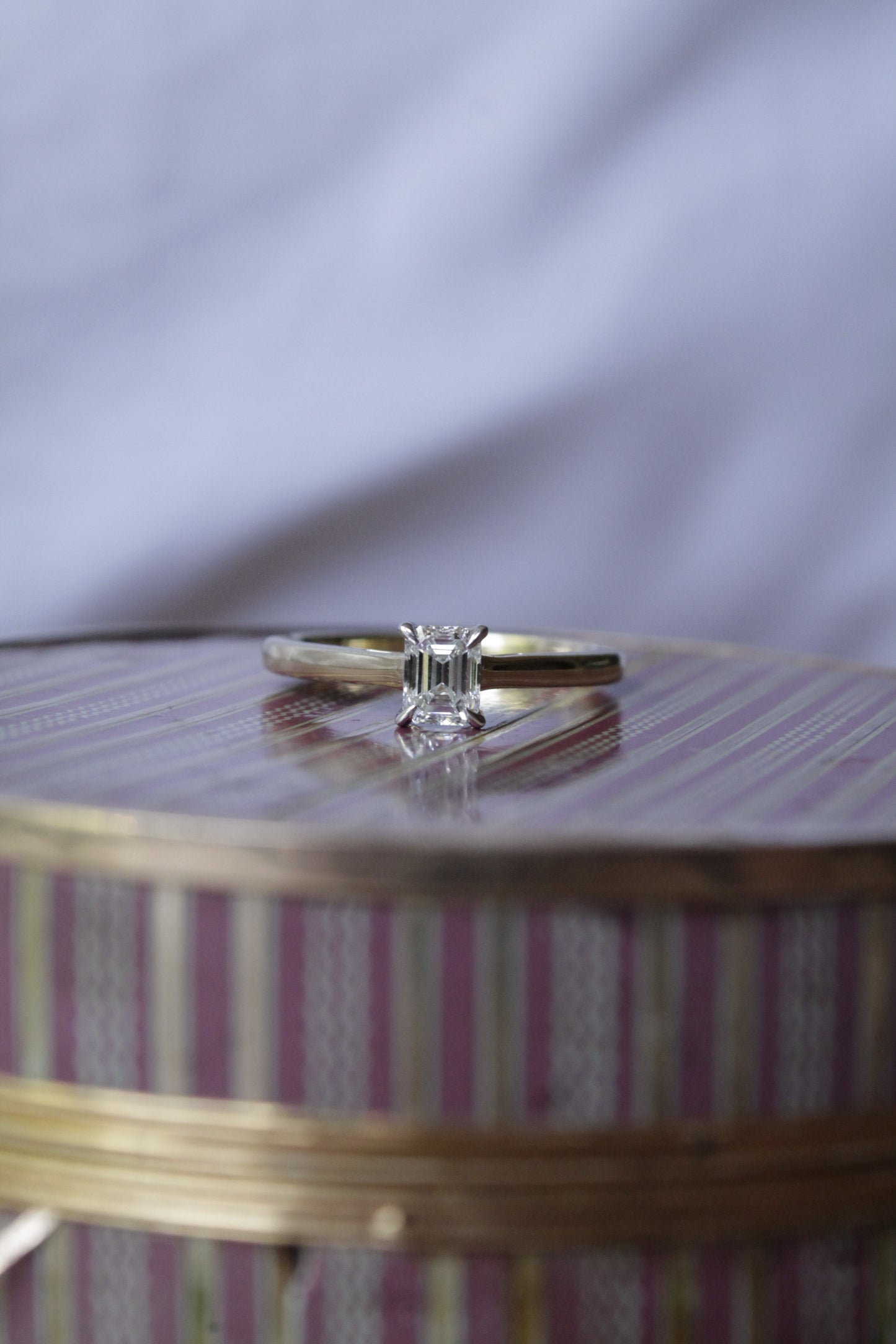 Anillo modelo solitario metal oro amarillo y diamante sintético talla esmeralda