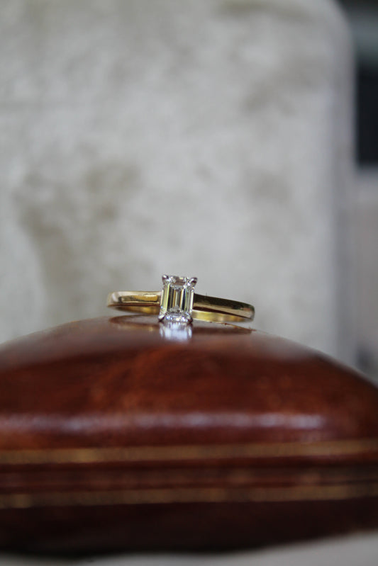 Anillo metal oro amarillo y diamante de laboratorio