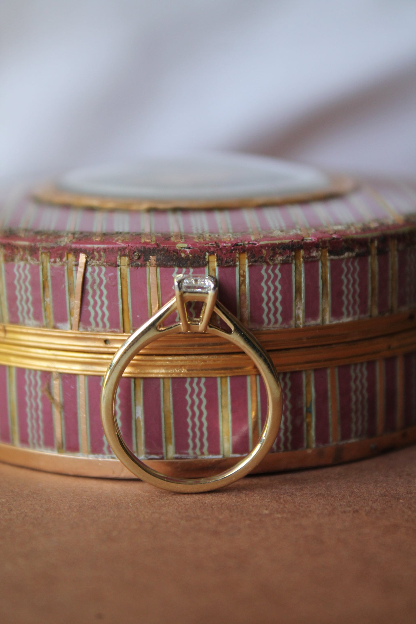 Anillo modelo solitario metal oro amarillo y diamante sintético talla esmeralda