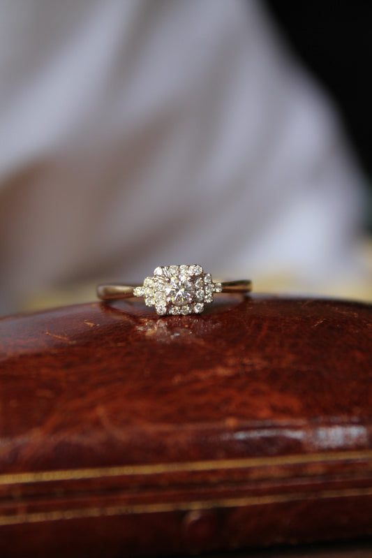 Anillo estilo antiguo, metal oro amarillo y diamantes sintéticos