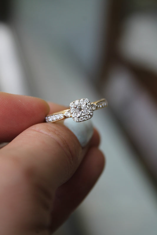Anillo estilo antiguo, metal oro amarillo y diamantes de laboratorio