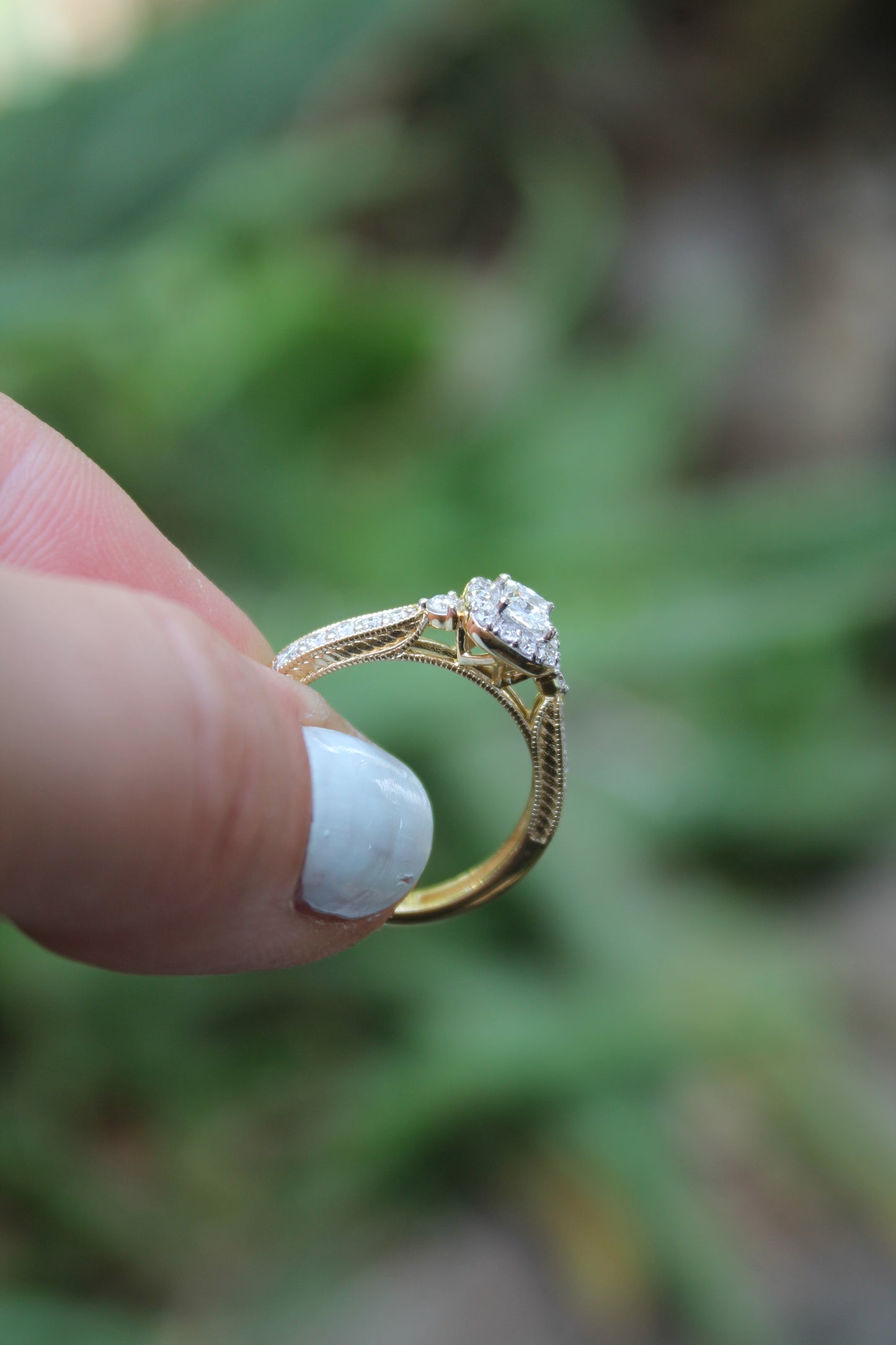 Anillo estilo antiguo, metal oro amarillo y diamantes de laboratorio