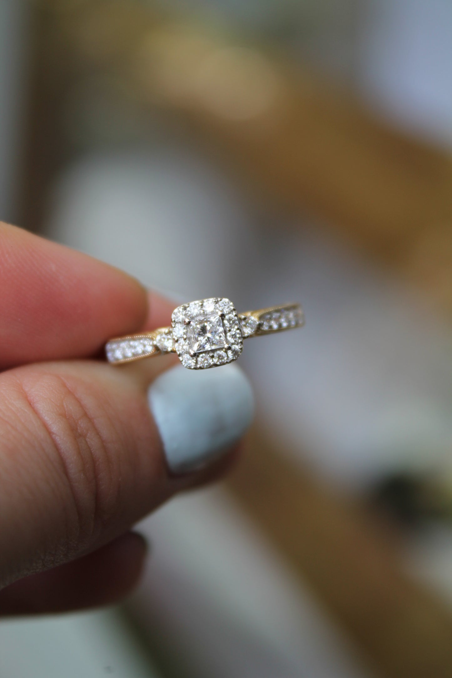 Anillo metal oro blanco y diamantes sintéticos