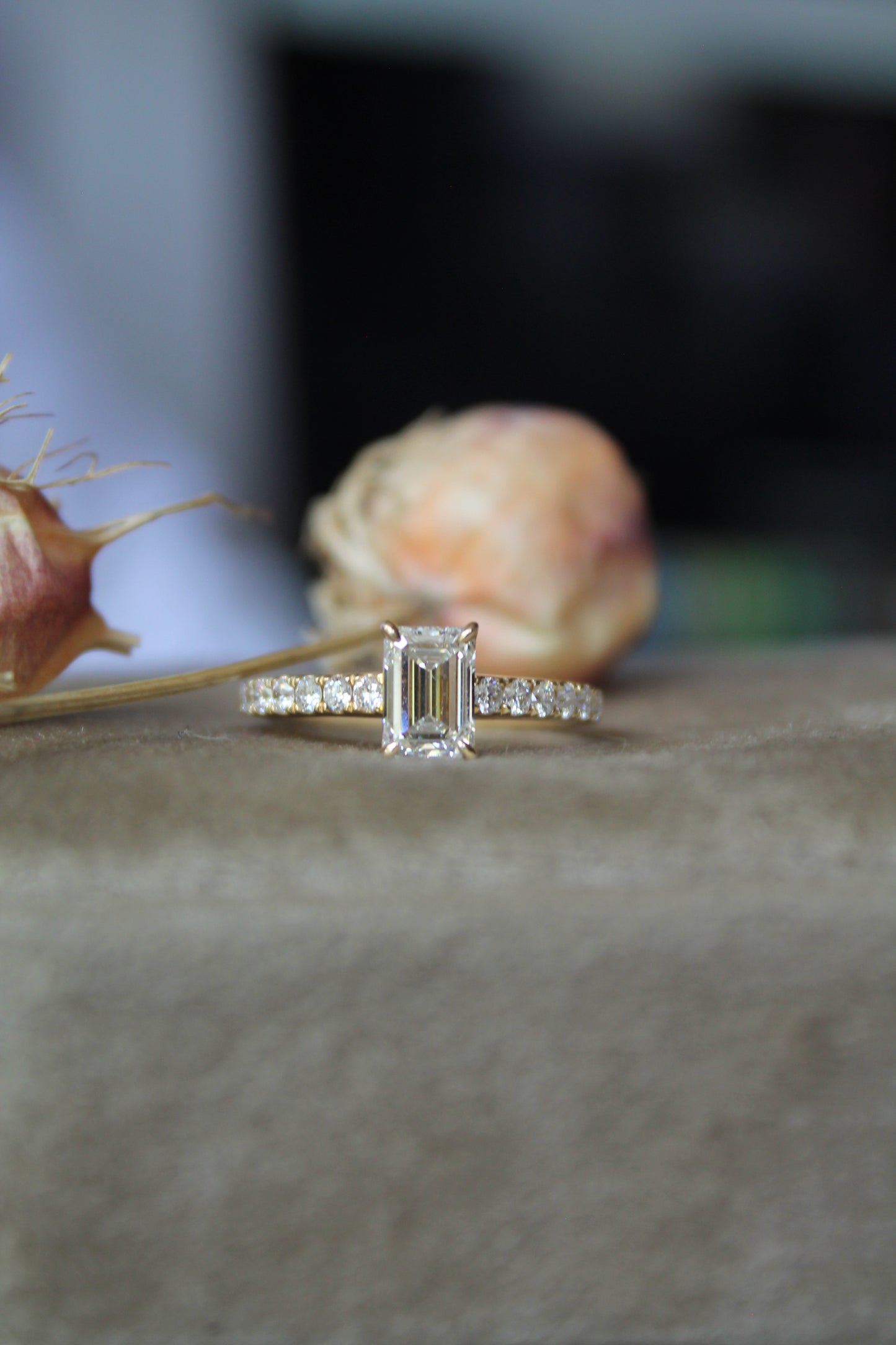 Anillo oro amarillo y diamantes de laboratorio