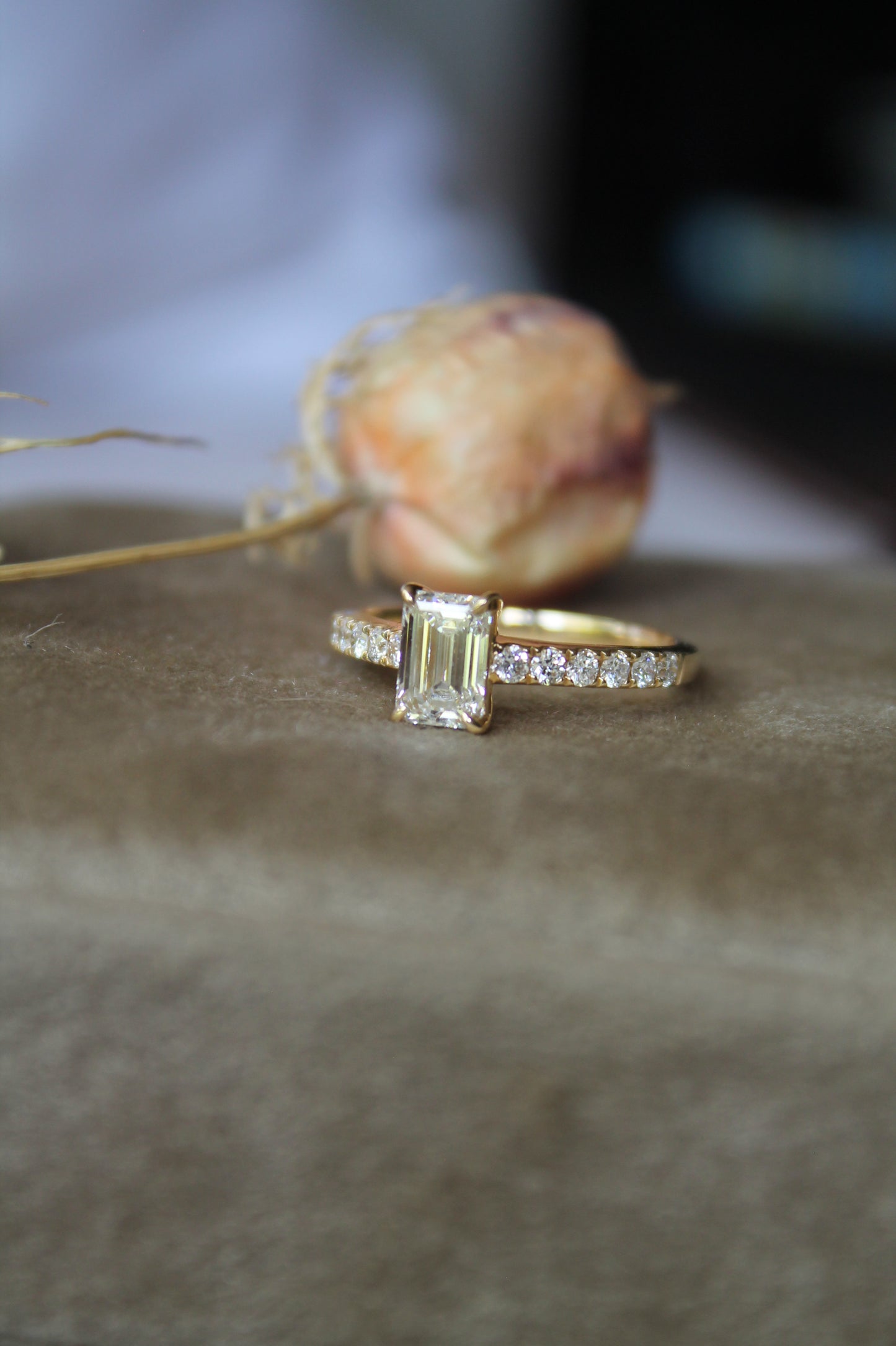 Anillo oro amarillo y diamantes de laboratorio