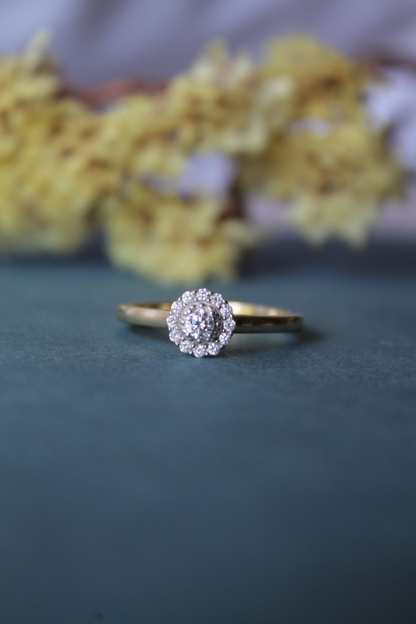 Anillo oro amarillo y brillantes sintéticos