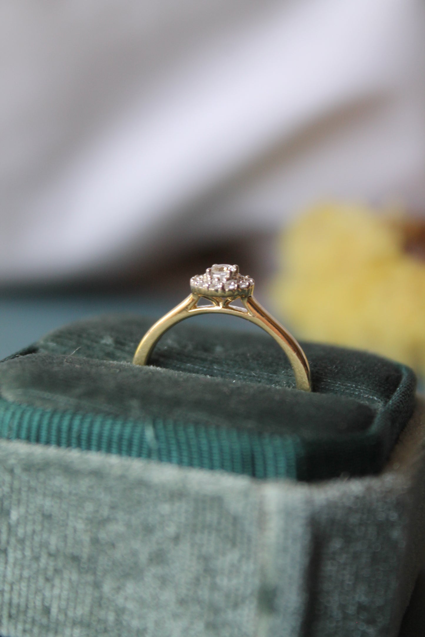 Anillo oro amarillo y brillantes sintéticos