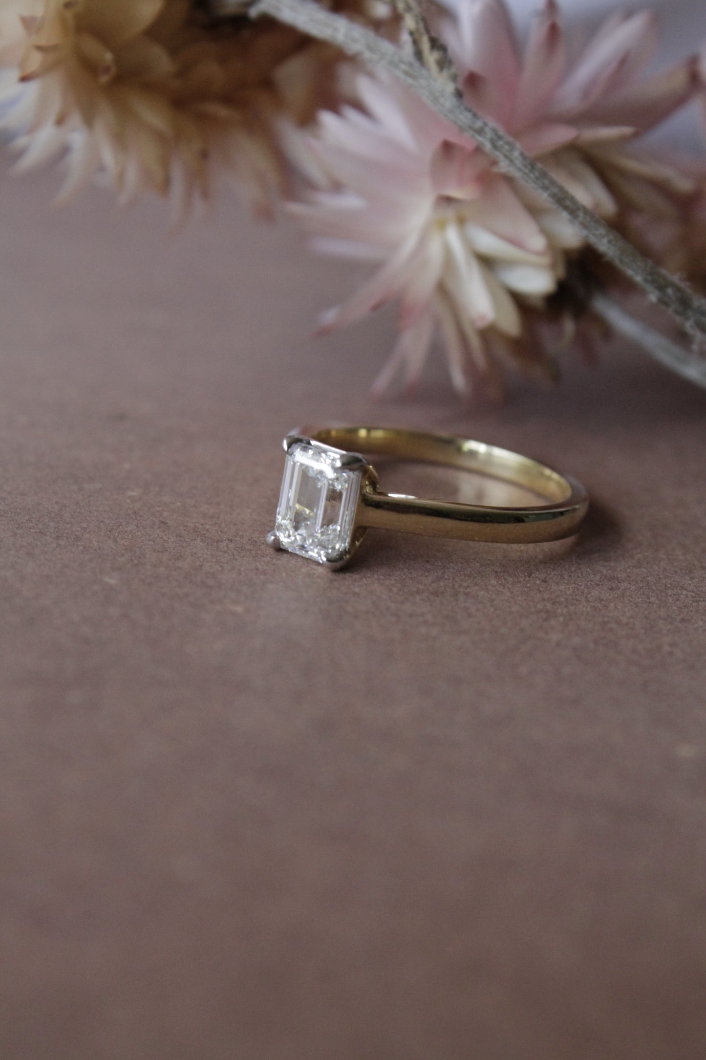 Anillo modelo solitario oro amarillo y diamante de laboratorio talla esmeralda