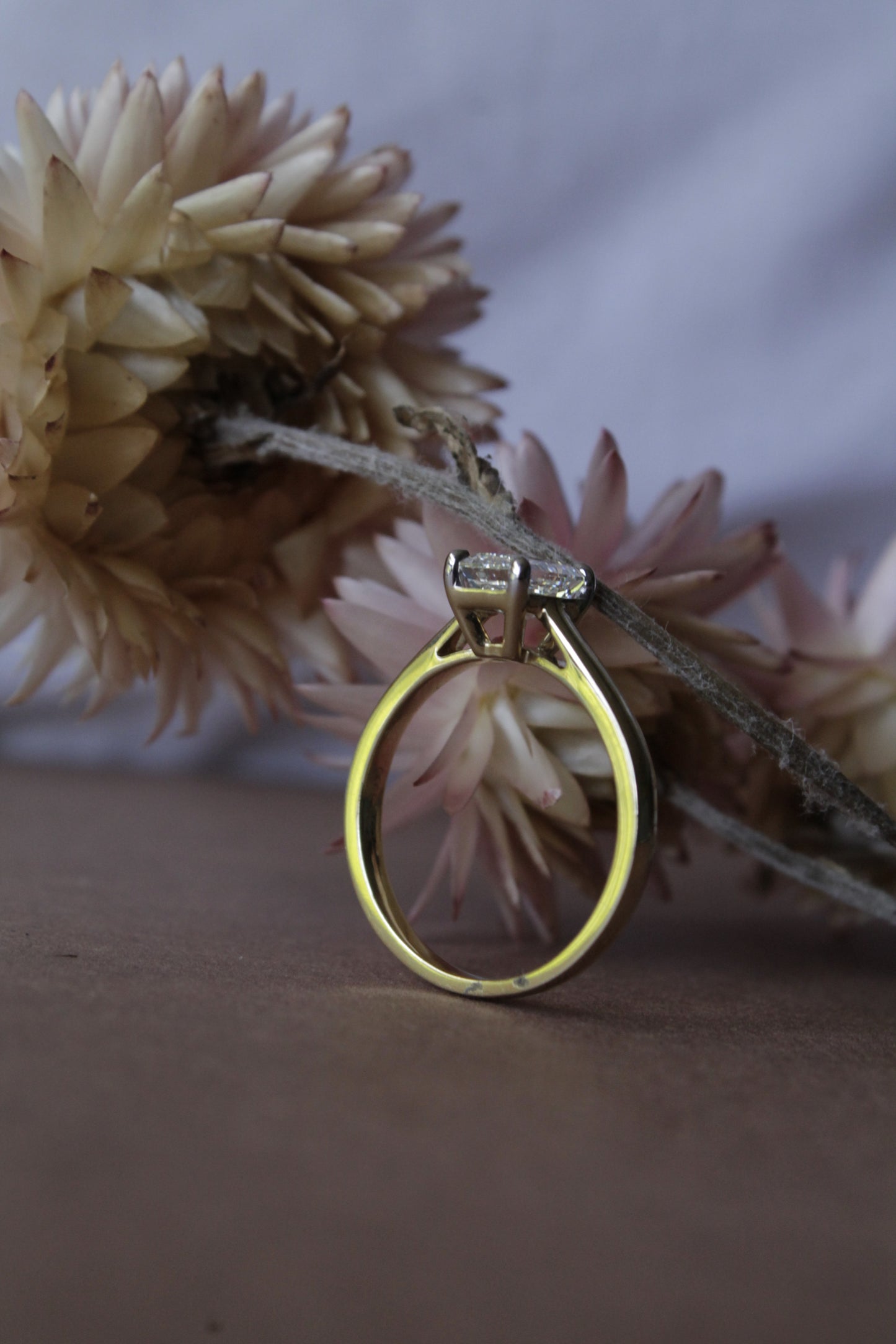 Anillo modelo solitario oro amarillo y diamante de laboratorio talla esmeralda