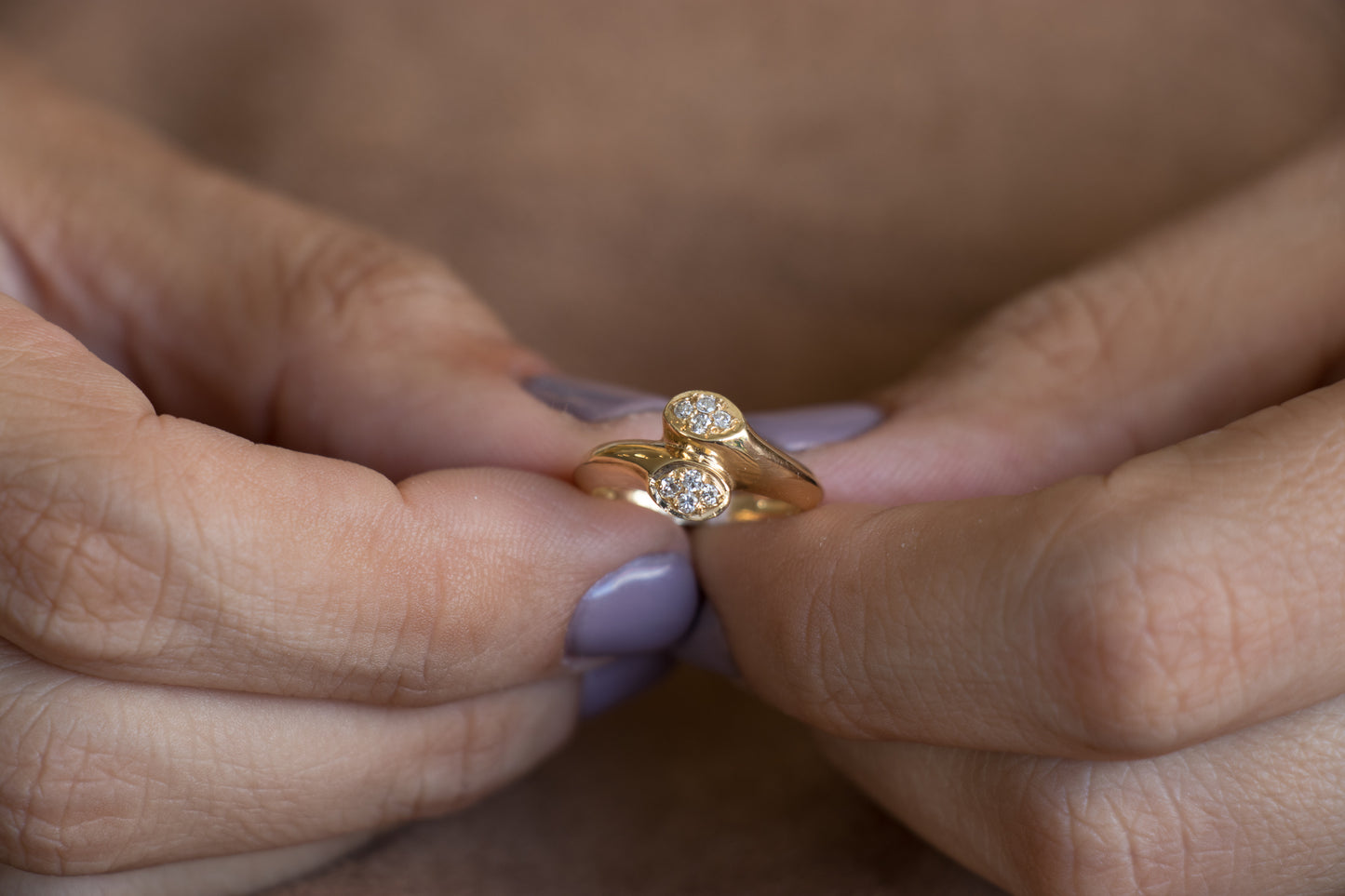Anillo europeo, chevalier, oro amarillo y brillantes.