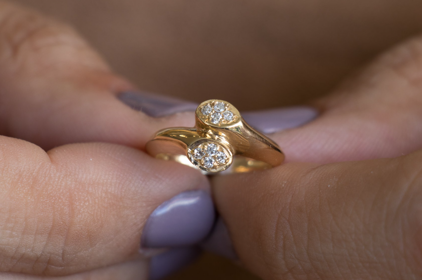 Anillo europeo, chevalier, oro amarillo y brillantes.