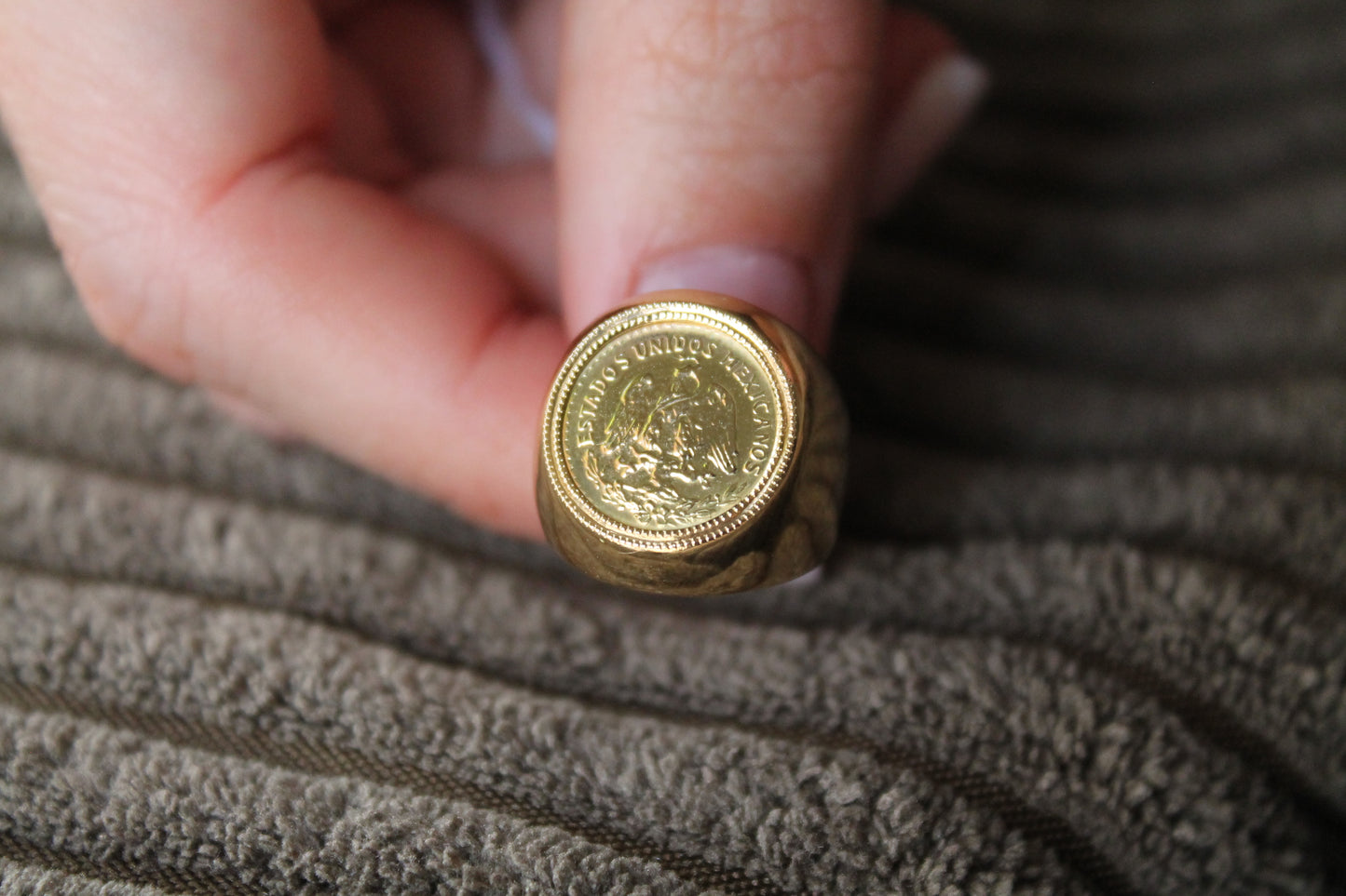 Anillo europeo, hecho a mano, modelo chevalier con oro amarillo de 18 y moneda Mexicana del 1945.