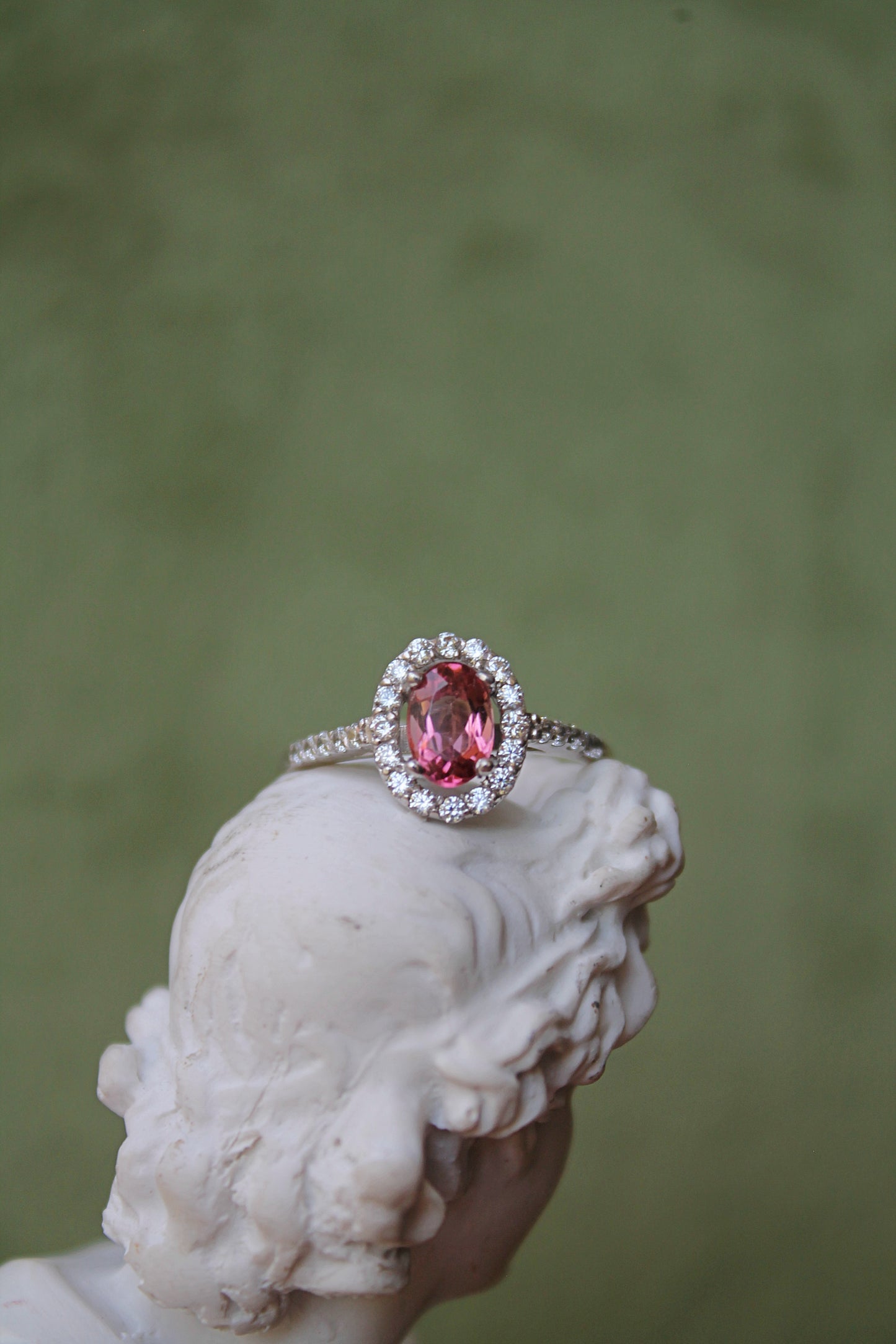 Anillo halo, hecho a máquina, plata 925 y zirconitas y turmalina rosa