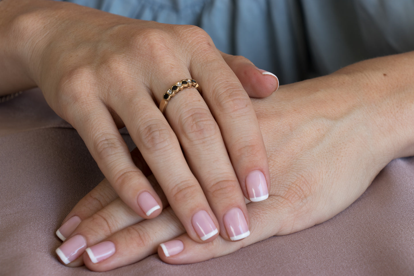 Anillo inglés antique, hecho a mano, oro amarillo 9 ct, brillantes y zafiros.