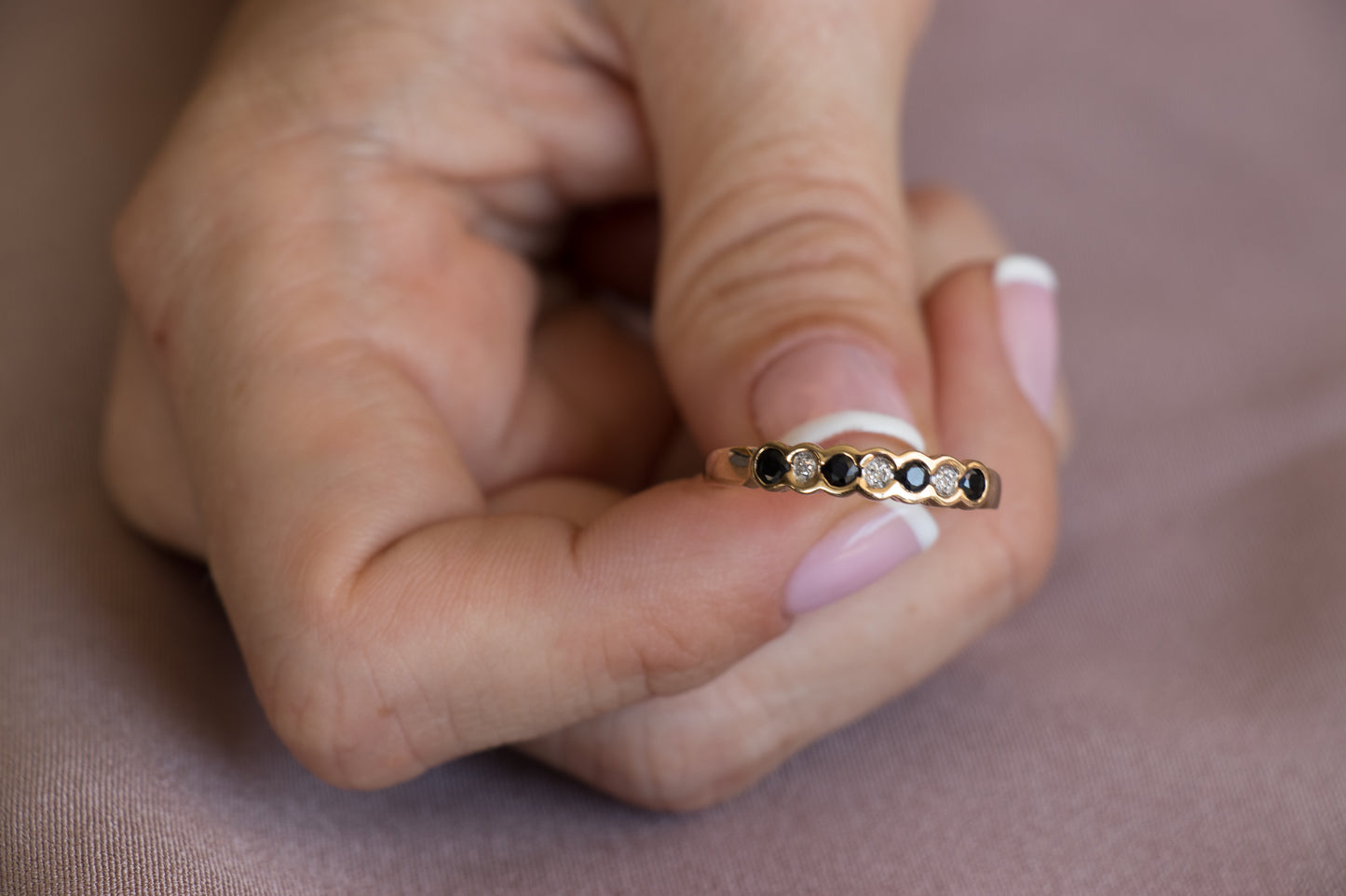 Anillo inglés antique, hecho a mano, oro amarillo 9 ct, brillantes y zafiros.