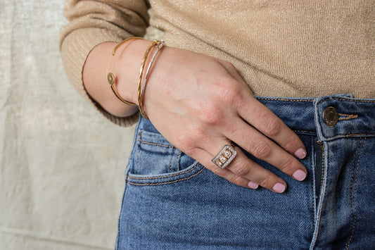 Anillo hecho a mano, oro amarillo, platino y brillantes.