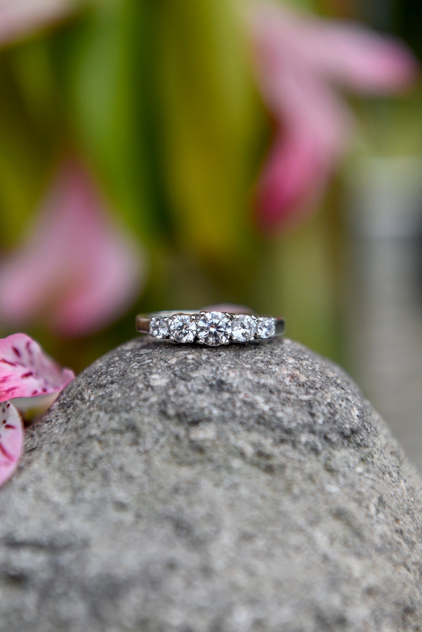 Anillo modelo quintillo, a pedido, hecho a mano, plata 925 con baño de rodio platino y zirconitas.