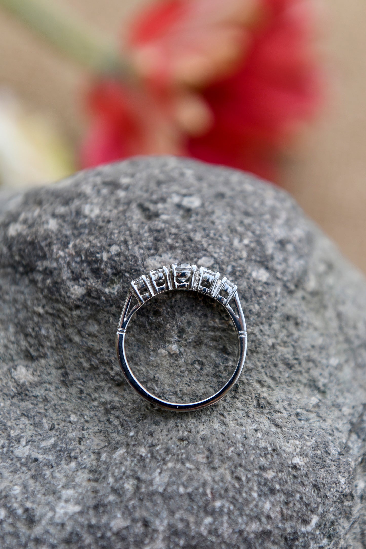 Anillo modelo quintillo, a pedido, hecho a mano, plata 925 con baño de rodio platino y zirconitas.