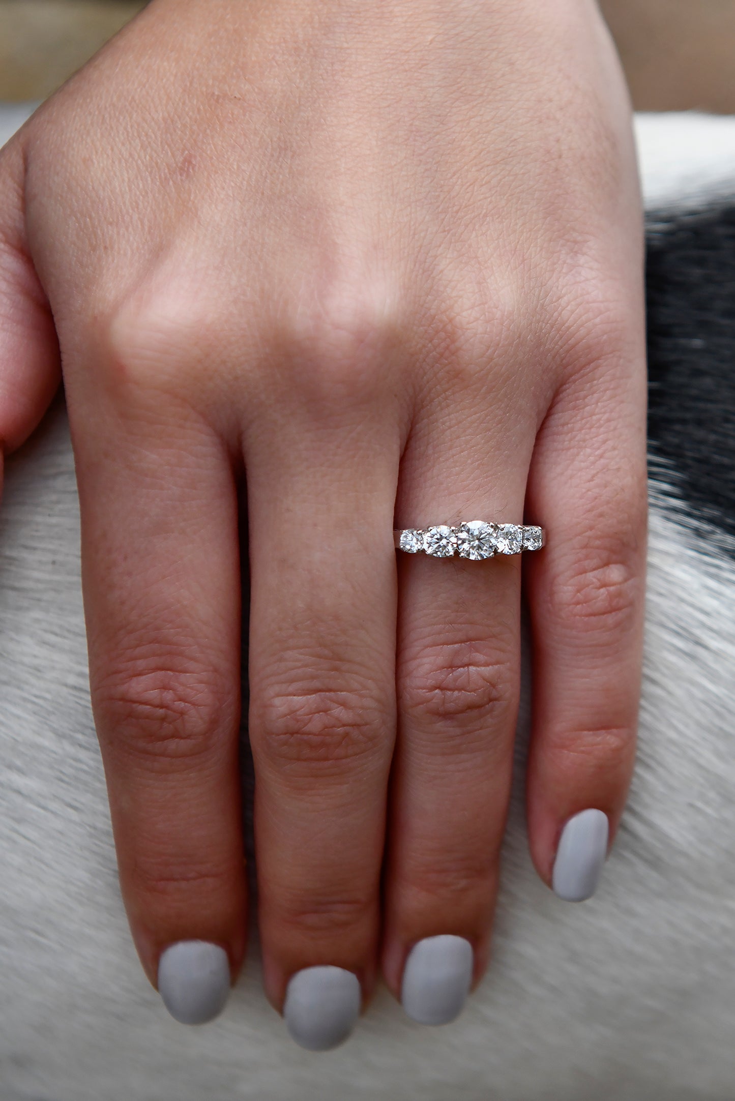 Anillo modelo quintillo, a pedido, hecho a mano, plata 925 con baño de rodio platino y zirconitas.