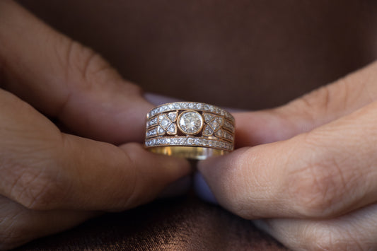 Anillo floral europeo, hecho a mano, oro amarillo y brillantes.