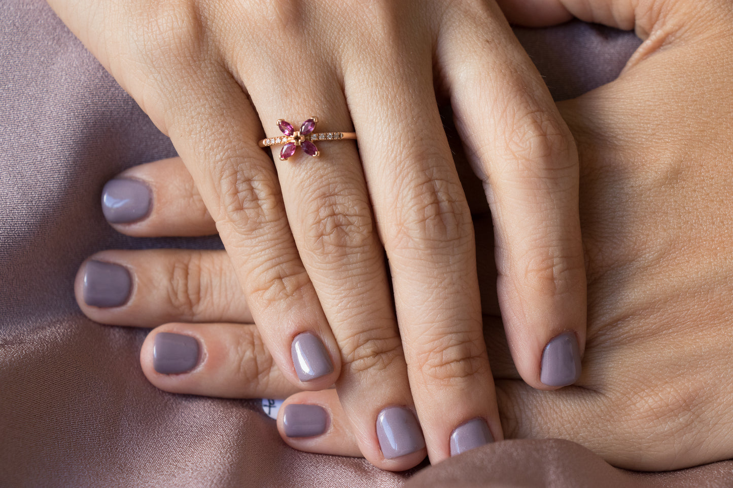 Anillo floral, oro rosa, brillantes y rubíes.