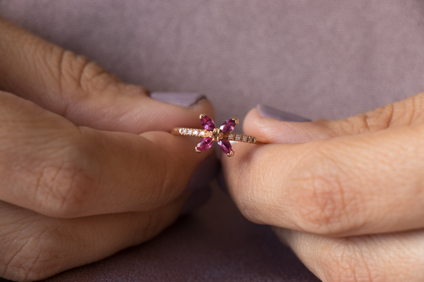 Anillo floral, oro rosa, brillantes y rubíes.