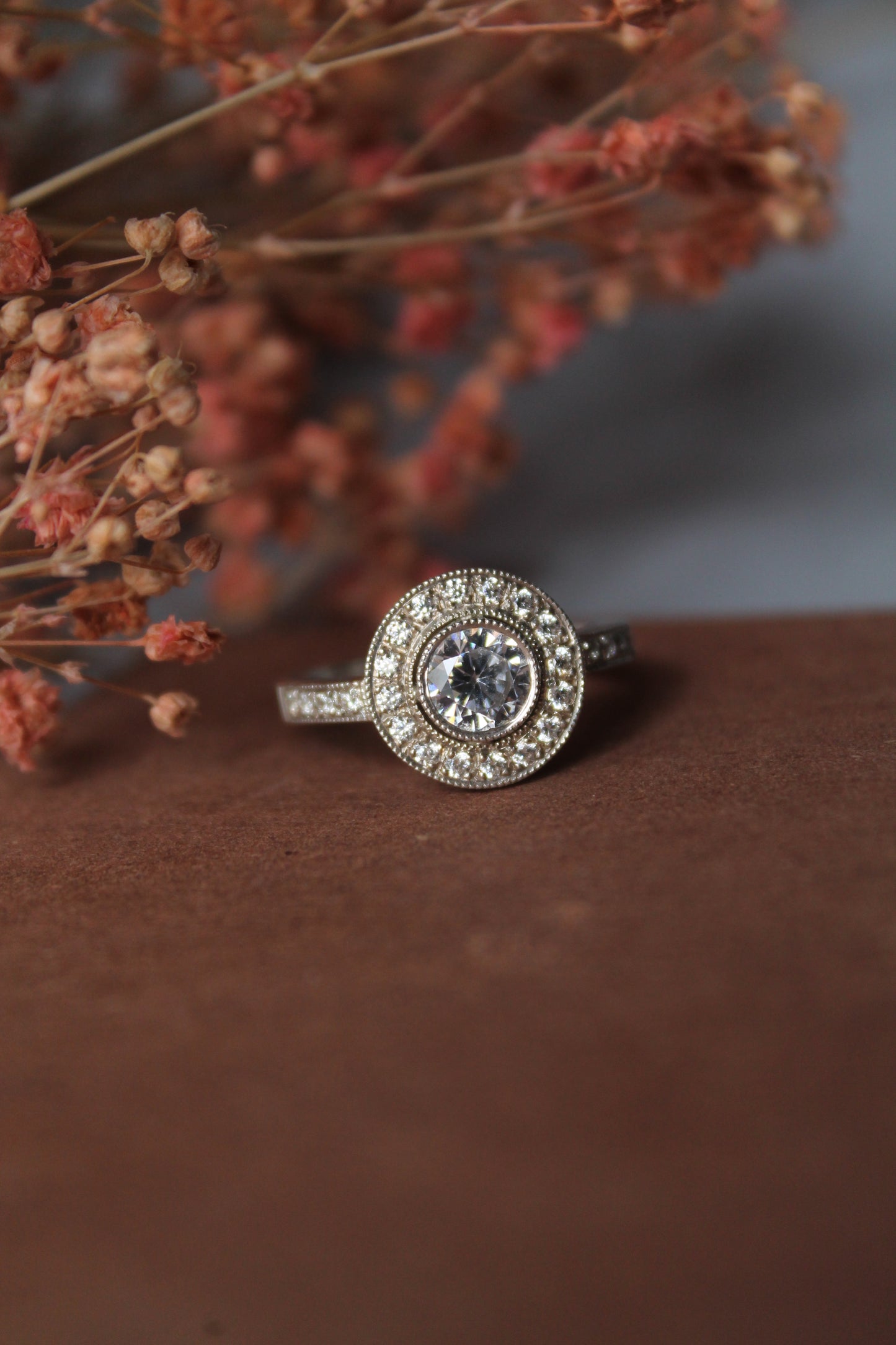 Anillo hecho a mano, plata 925 con baño de rodio y piedras zirconitas incoloras.