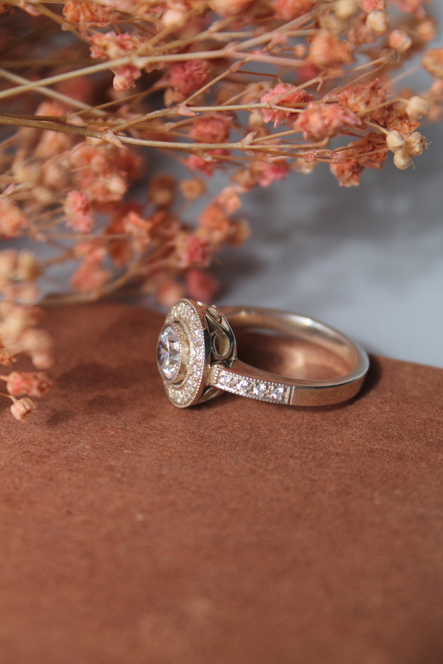 Anillo hecho a mano, plata 925 con baño de rodio y piedras zirconitas incoloras.