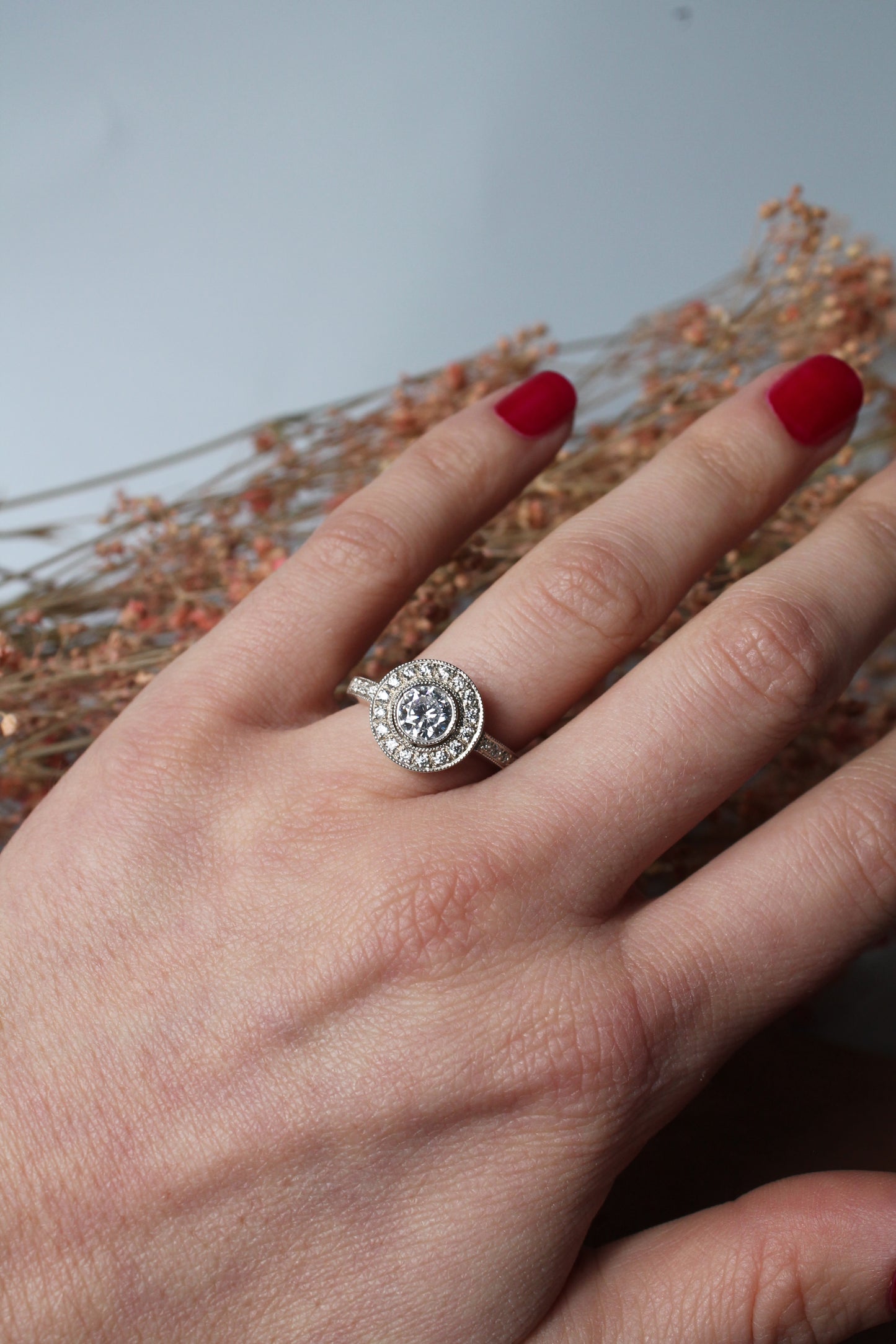 Anillo hecho a mano, plata 925 con baño de rodio y piedras zirconitas incoloras.