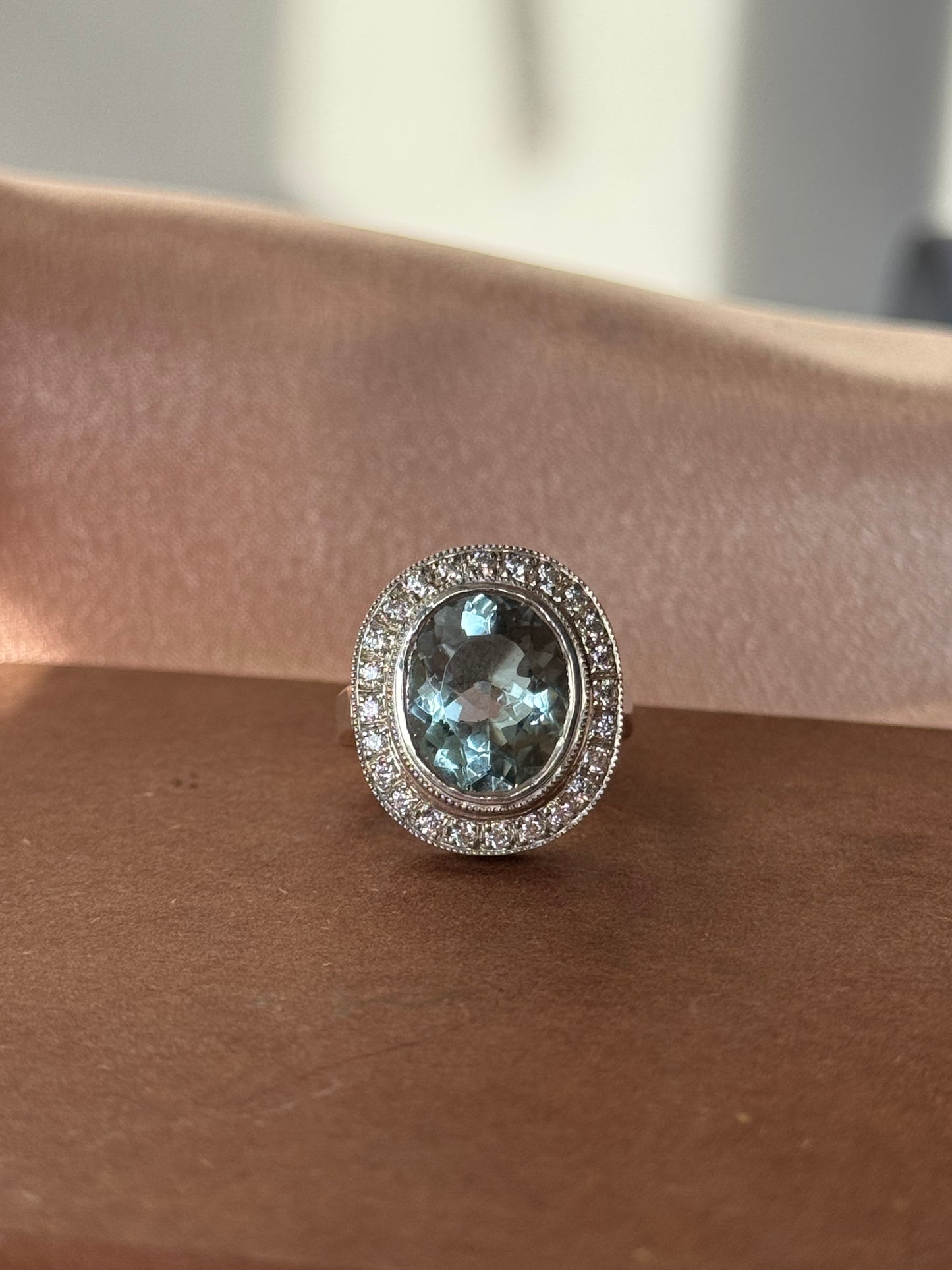 Anillo oval hecho a mano, plata 925, rodio platino, zirconitas y topacio azul