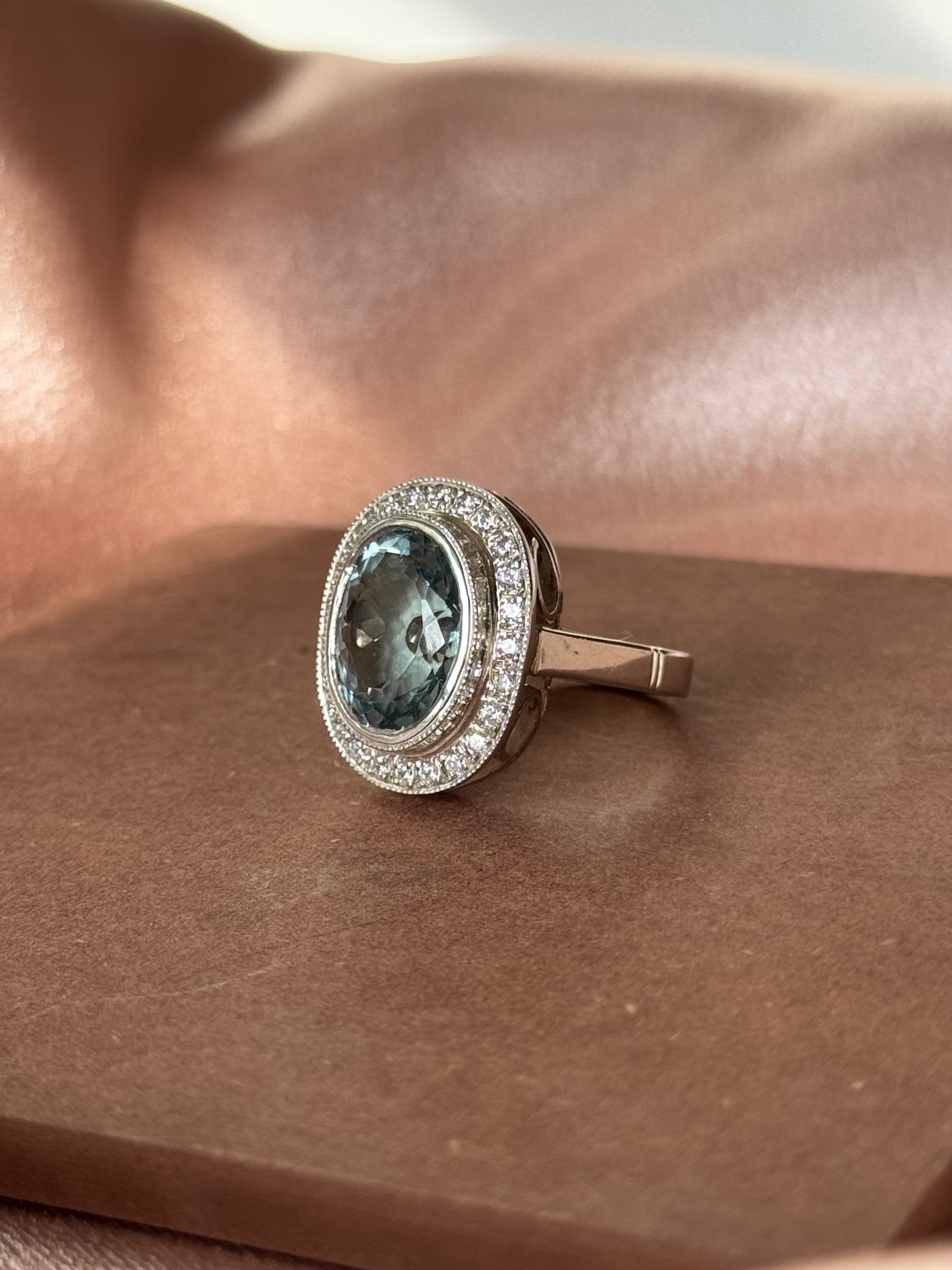 Anillo oval hecho a mano, plata 925, rodio platino, zirconitas y topacio azul