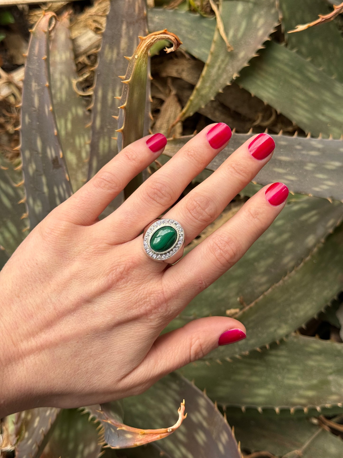 Anillo hecho a mano, plata 925, baño de rodio platino, Malaquita central y zirconitas incoloras