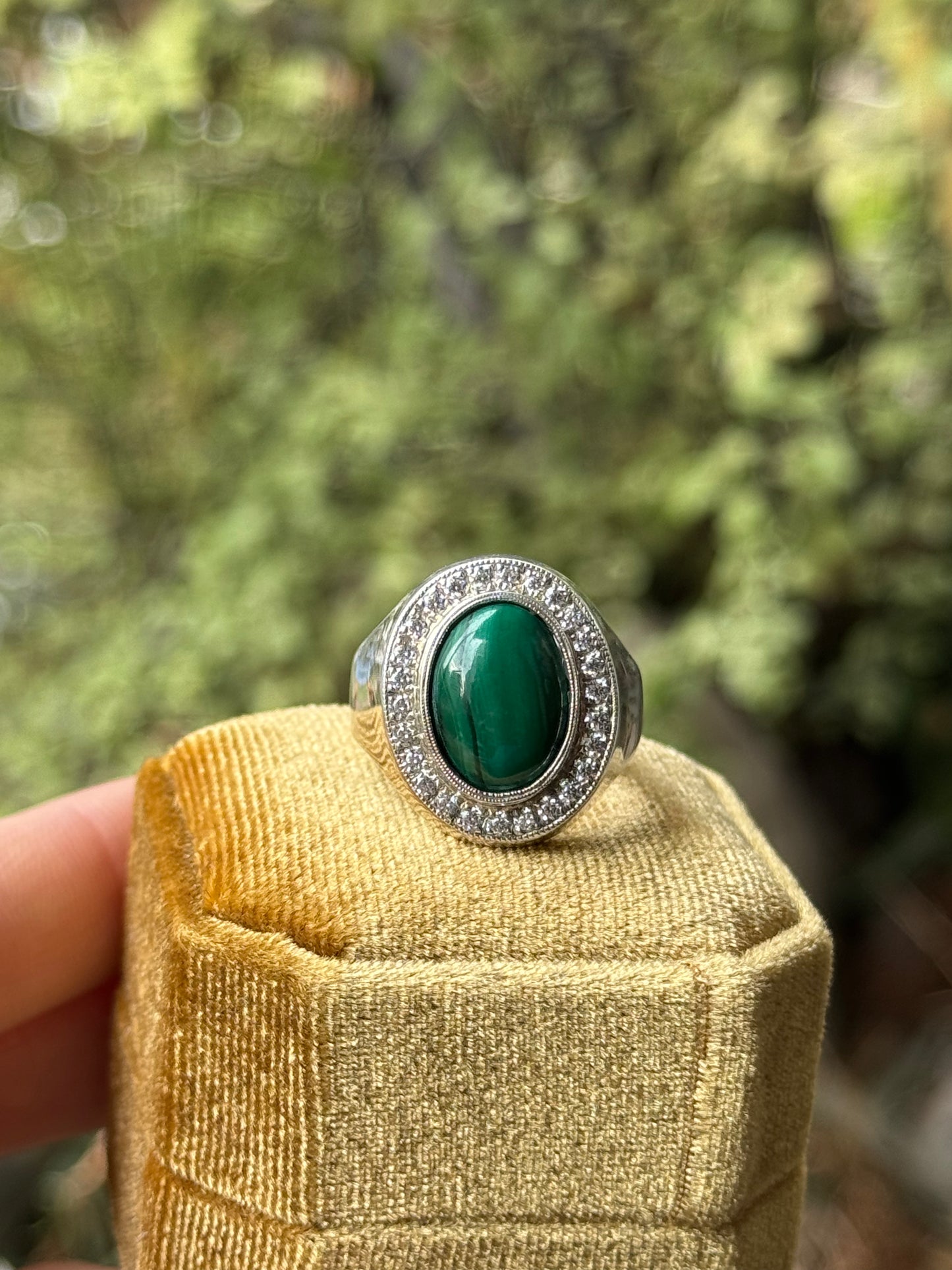 Anillo hecho a mano, plata 925, baño de rodio platino, Malaquita central y zirconitas incoloras