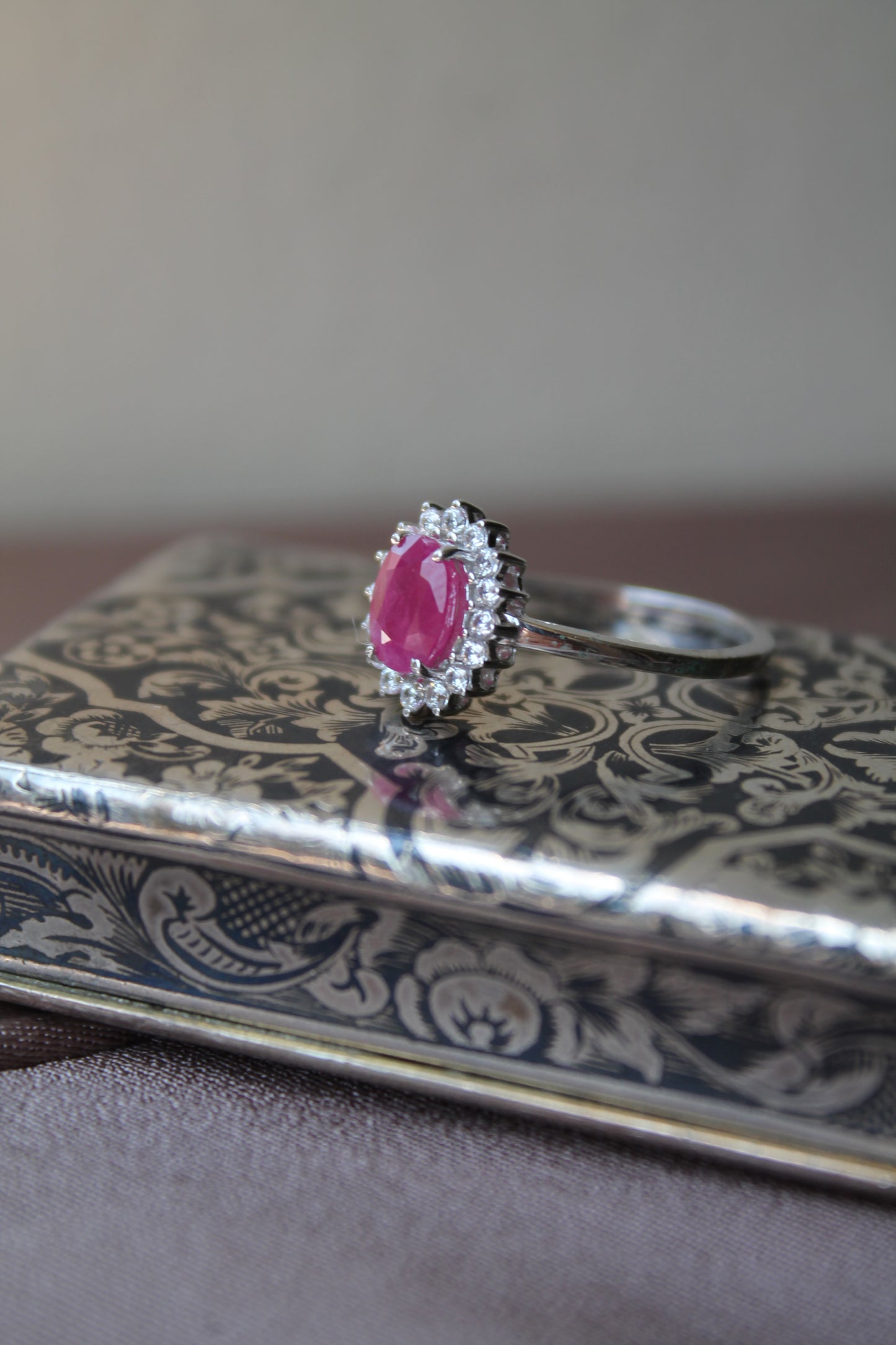Anillo plata 925, rubí y zirconitas