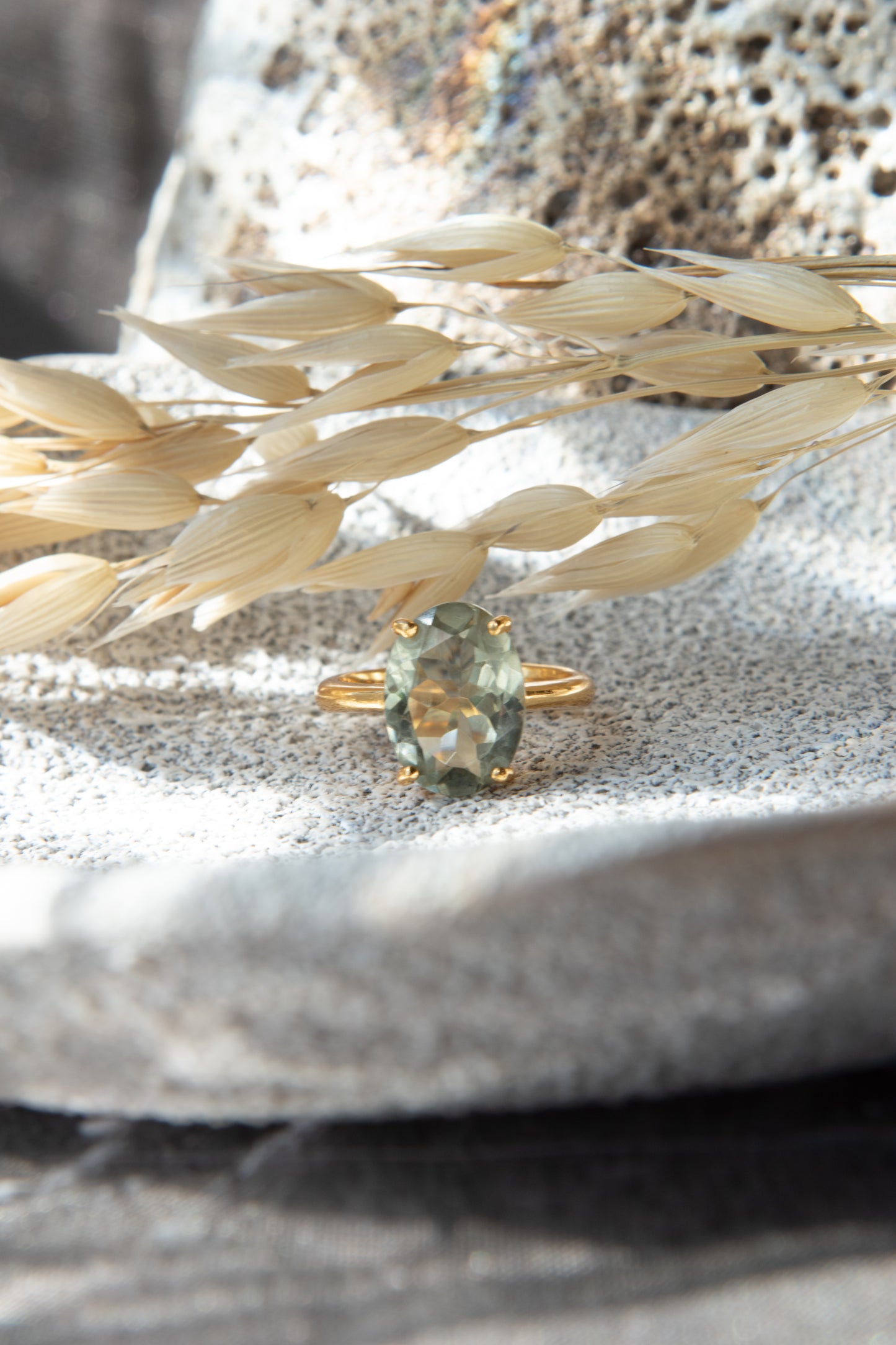 Anillo plata 925 enchapado en oro y cuarzo amatista