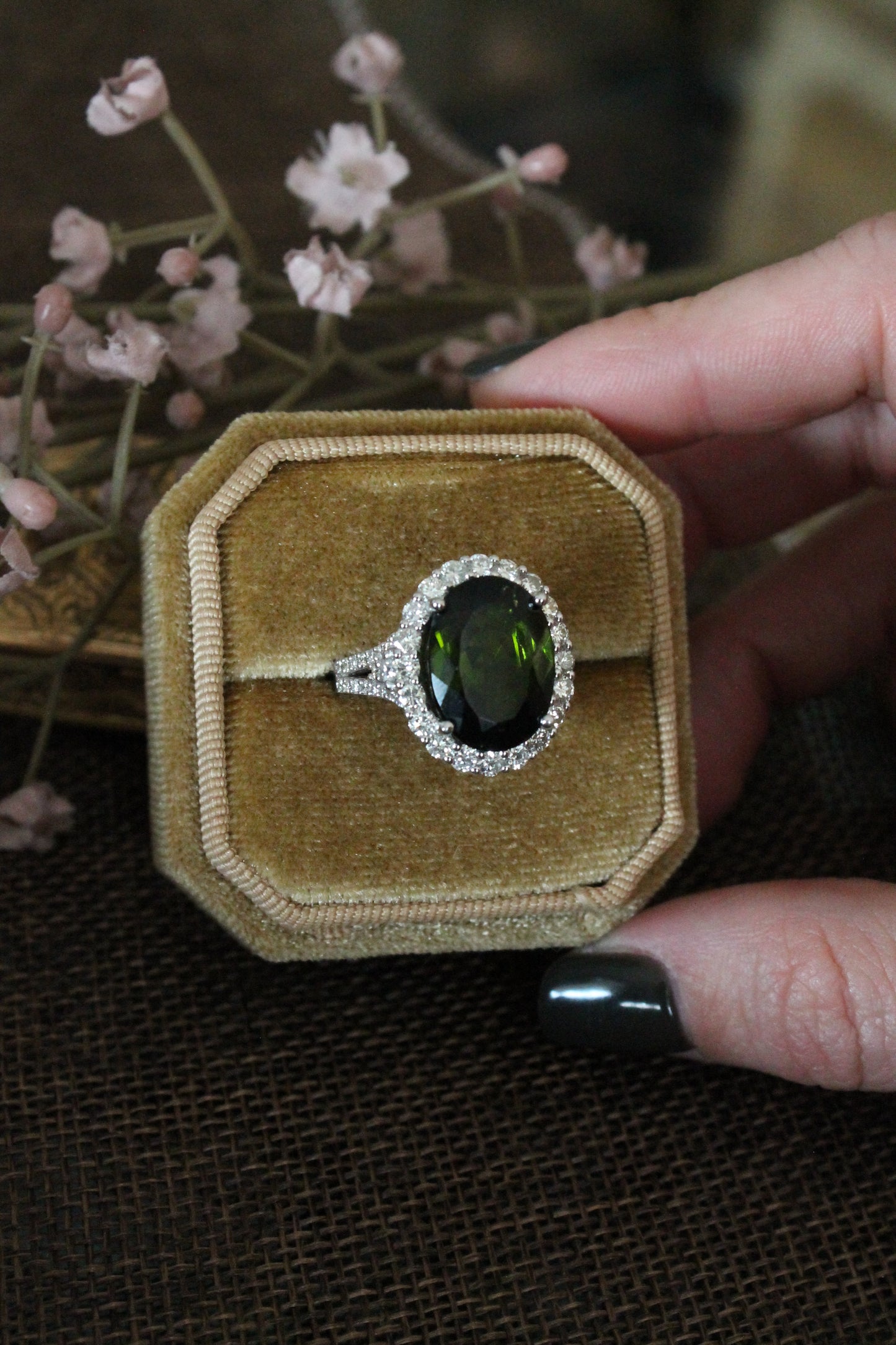 Anillo europeo, hecho a mano, oro blanco italiano, brillantes y Turmalina verdelita.