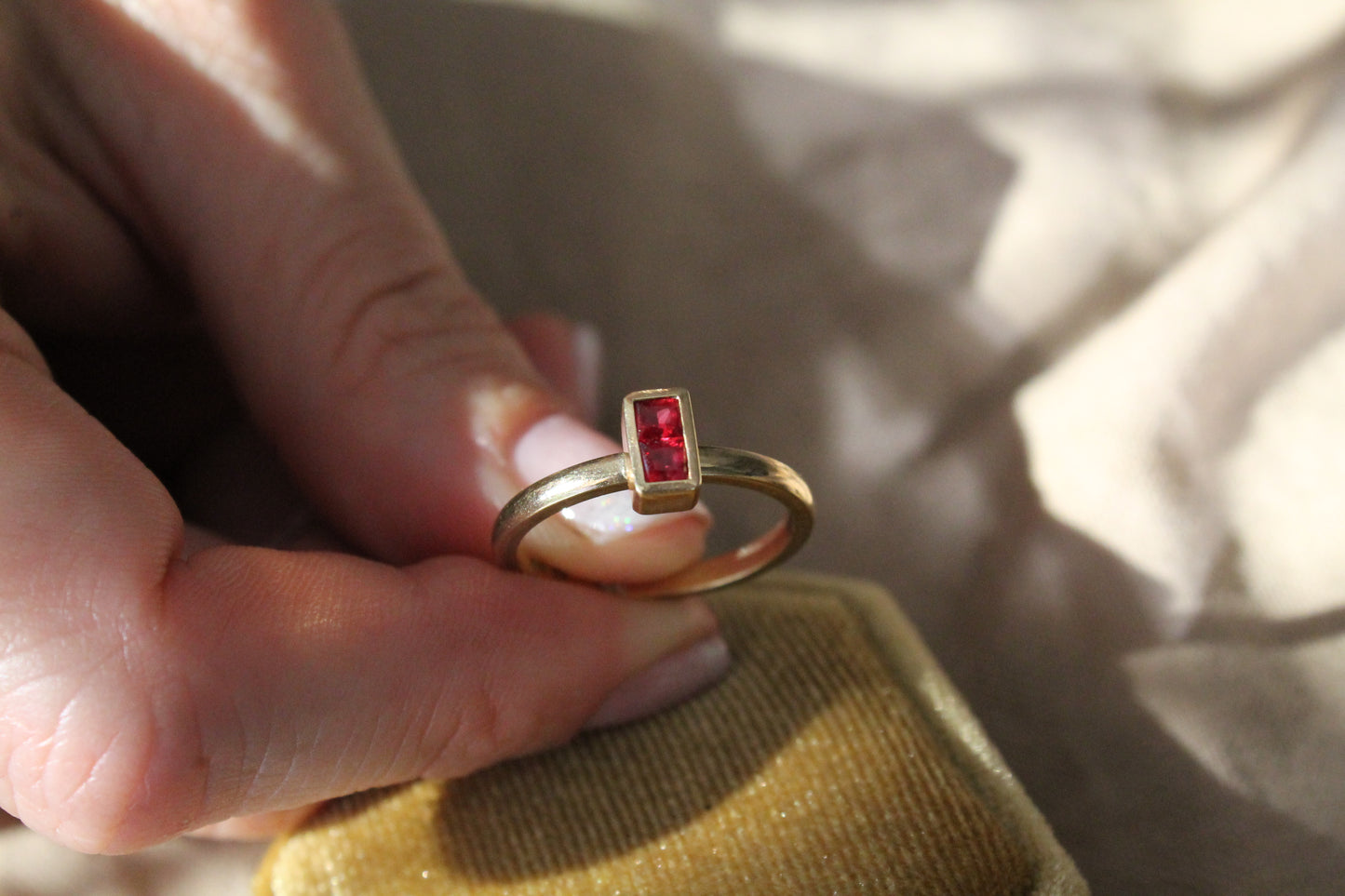 Anillo solitario, oro amarillo y granate.