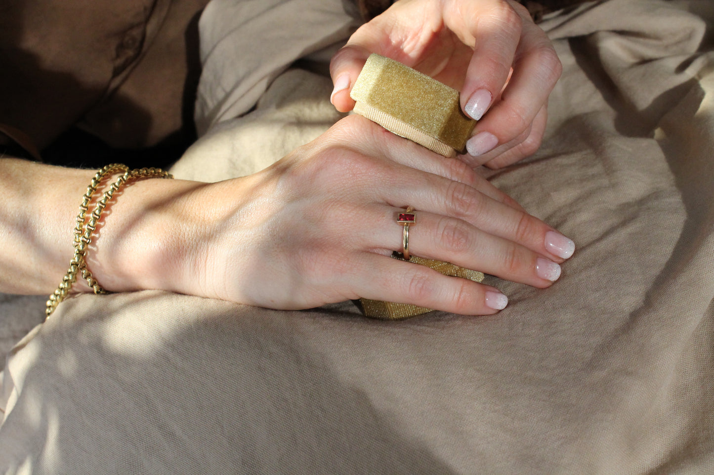 Anillo solitario, oro amarillo y granate.