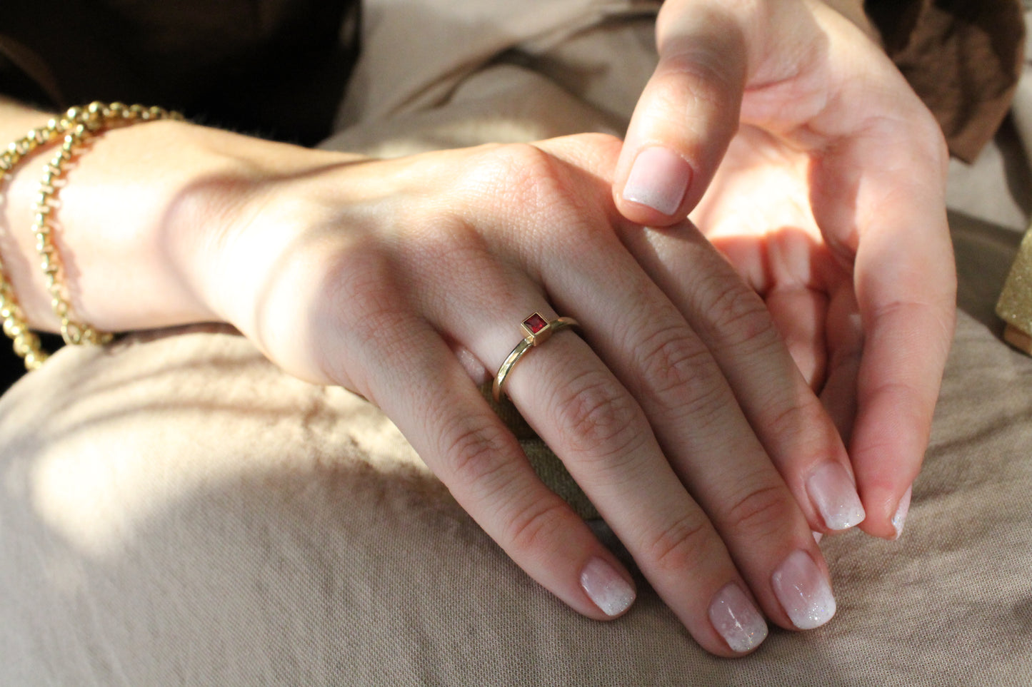 Anillo solitario europeo, oro amarillo 9 ct y granate.