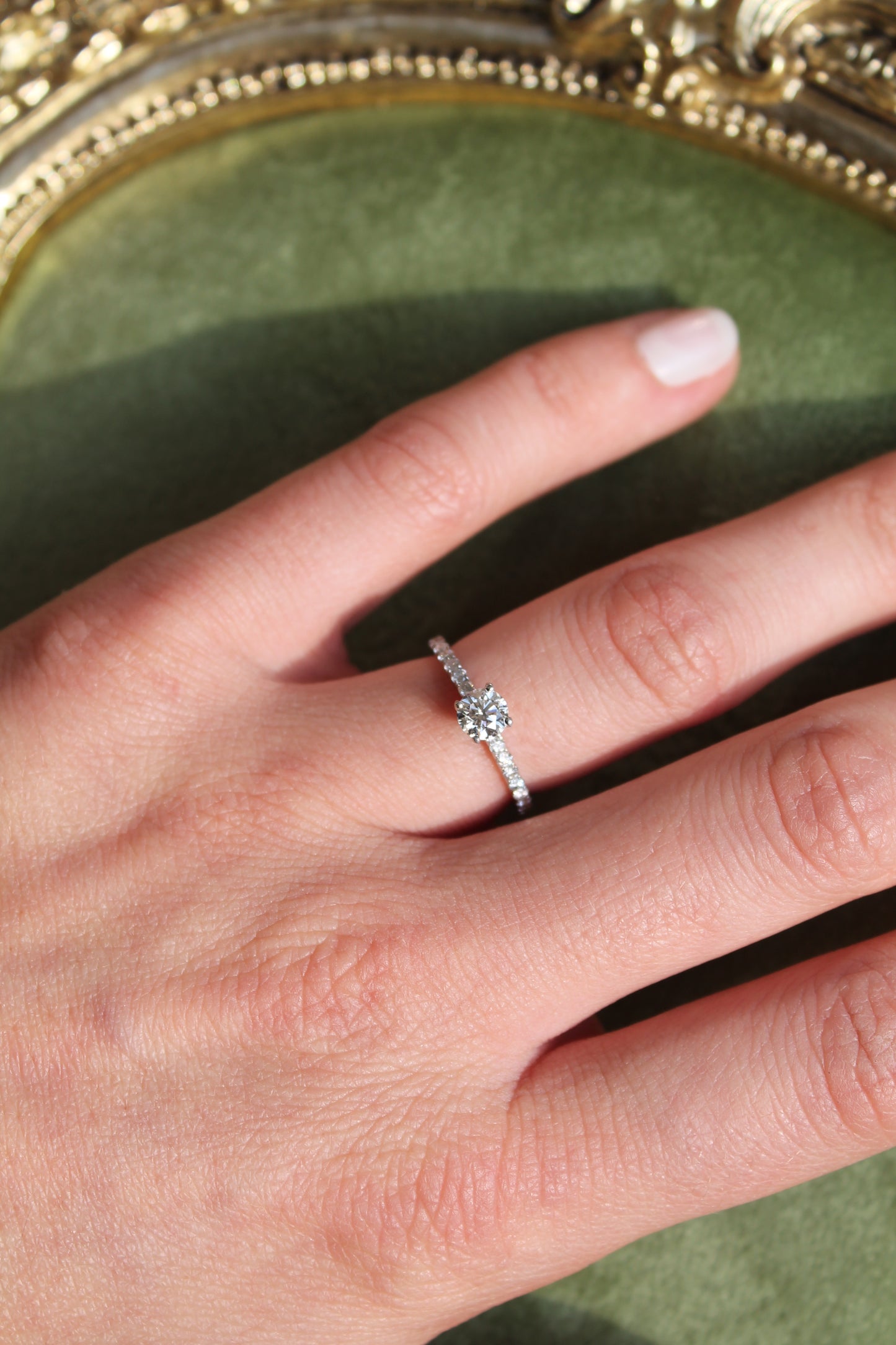 Anillo modelo solitario clásico, metal oro blanco de 14k y brillantes.