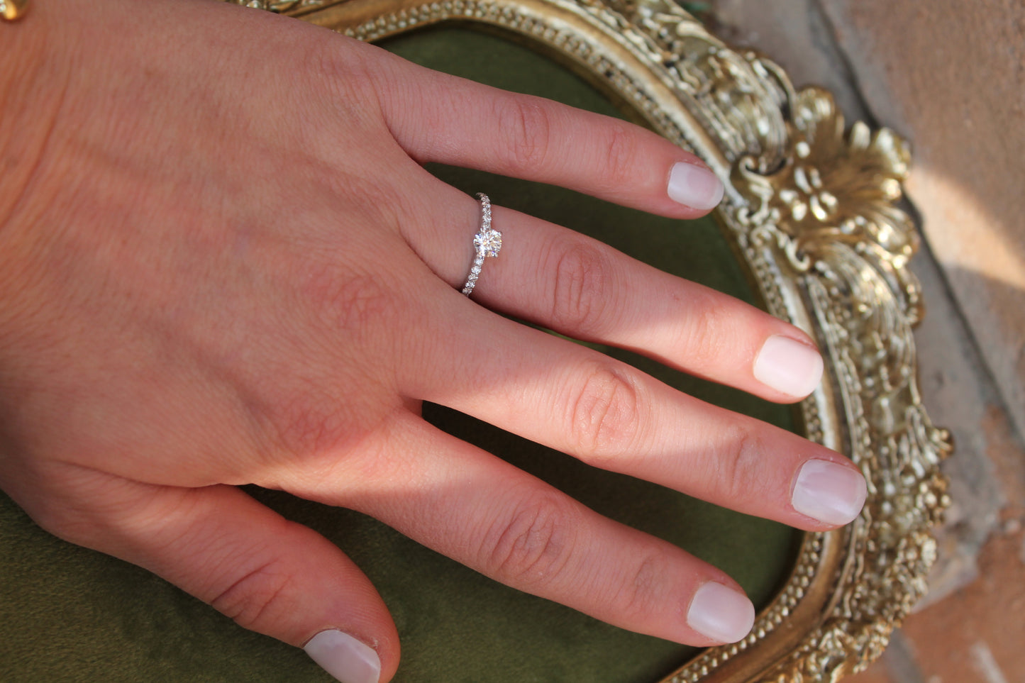 Anillo modelo solitario clásico, metal oro blanco de 14k y brillantes.