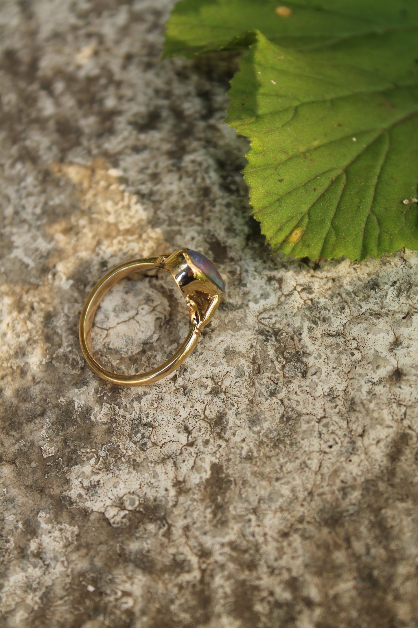 Anillo europeo estilo antique, hecho a mano, oro amarillo y ópalo.