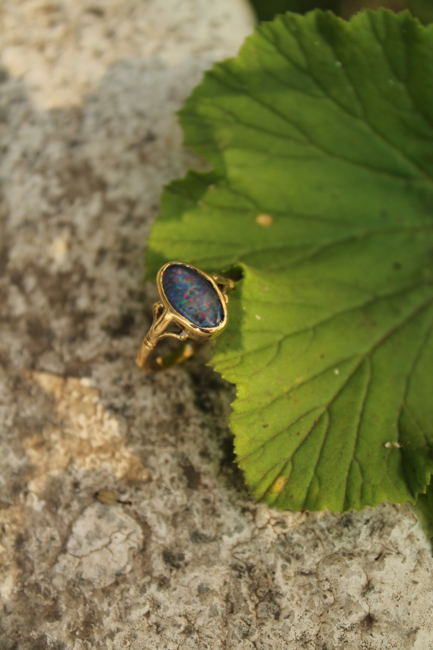 Anillo europeo estilo antique, hecho a mano, oro amarillo y ópalo.
