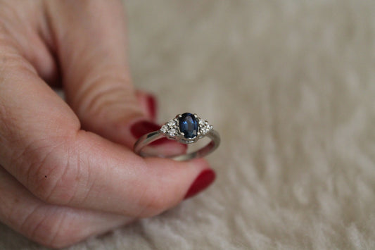 Anillo a pedido, hecho a mano, platino, zafiro y brillantes.