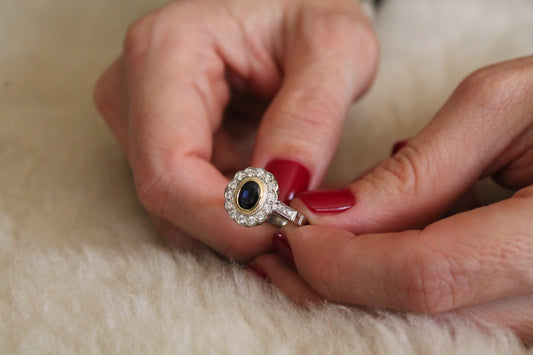 Anillo floral a pedido, platino, oro amarillo, zafiro y brillantes.