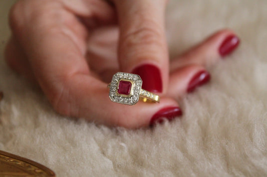 Anillo a pedido, hecho a mano, platino, oro amarillo, rubí y brillantes.