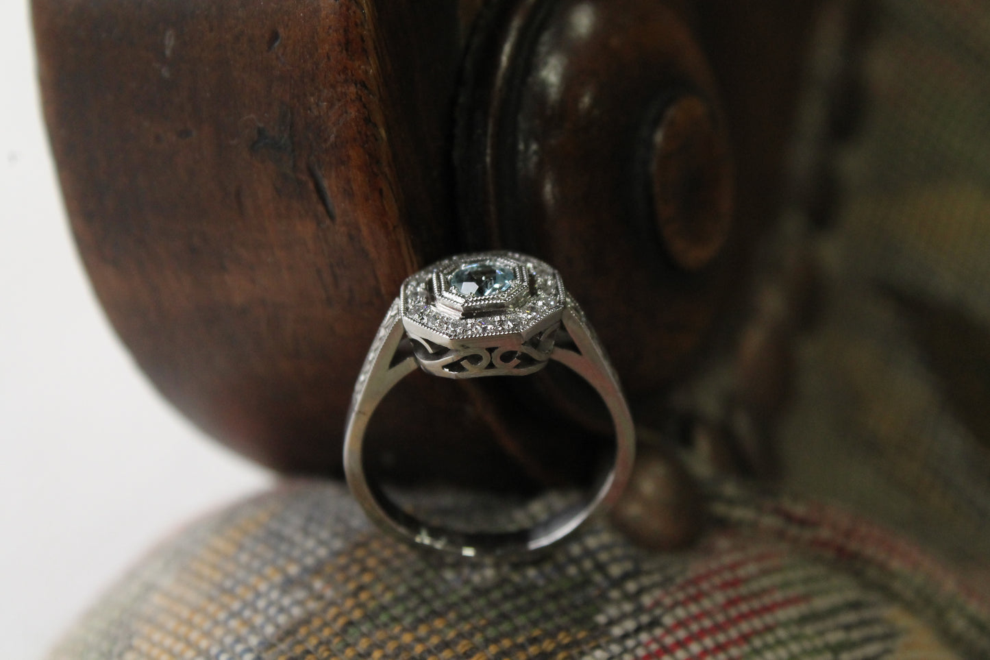 Anillo a pedido, hecho a mano, platino, aguamarina y brillantes.